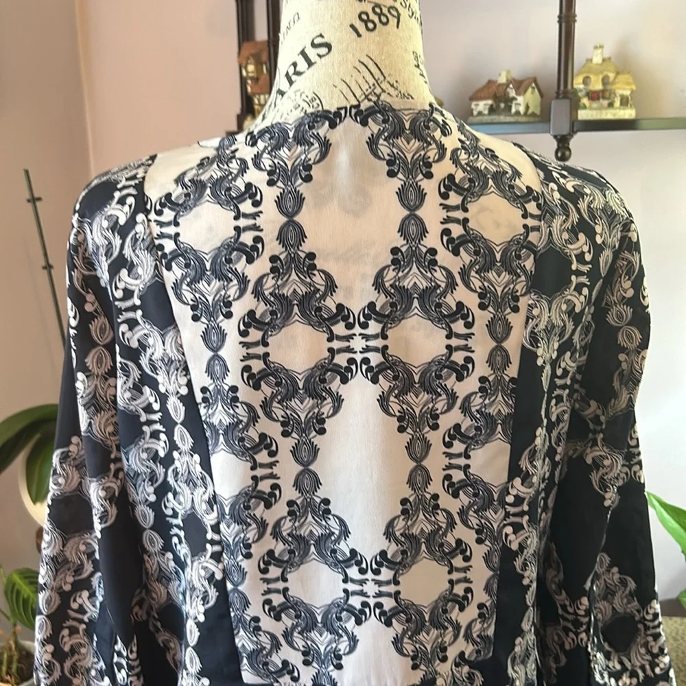 The Limited 3/4 length sleeves, black and crème blouse - Picture 6 of 8